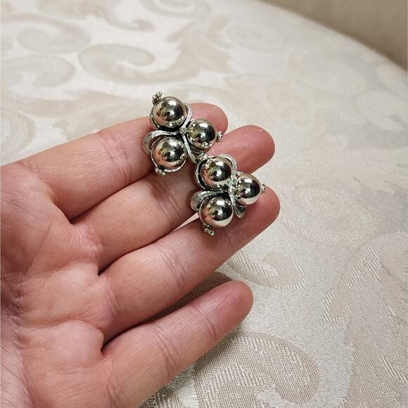 Vintage 70s Elegant Silver Ball Cluster Clip On Earrings - Picture 4 of 7